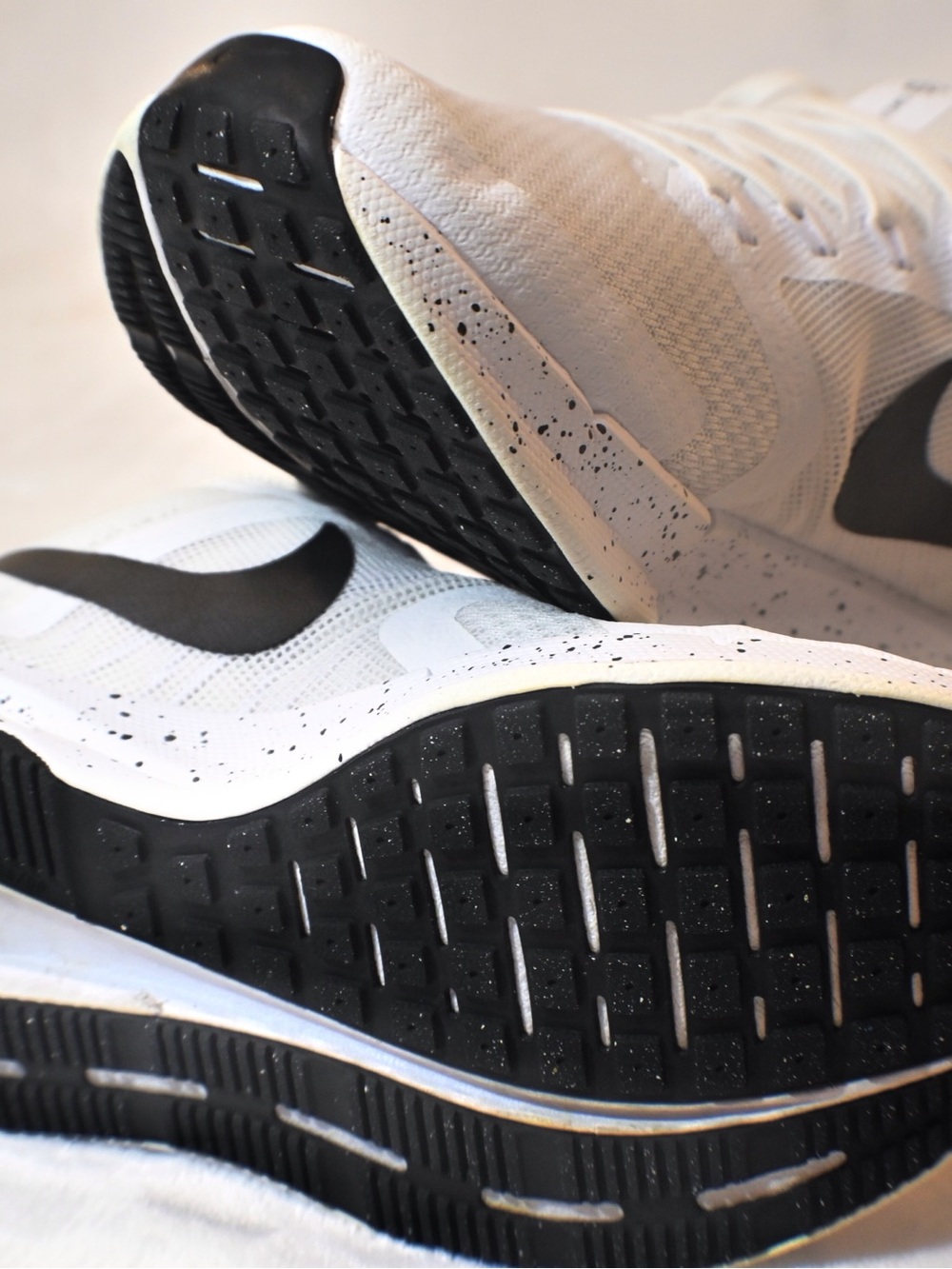 Nike White & Black Women's Athletic Running Shoes